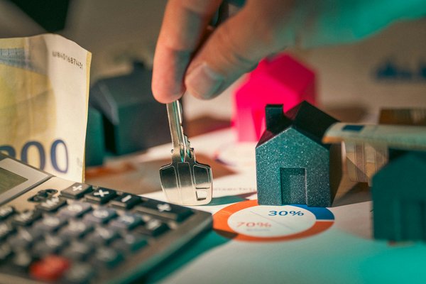 Comment les banques adaptent-elles leurs offres de prêt pour les investisseurs en immobilier locatif saisonnier ?